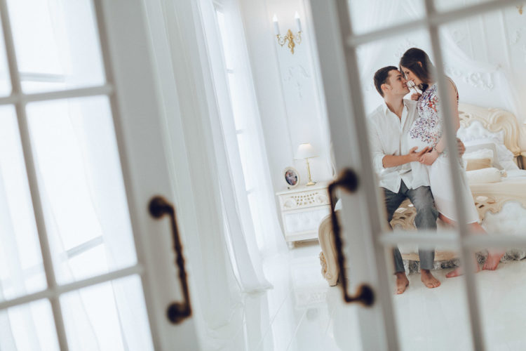 Фотосессия беременных Киев, Лав Cтори ( Love Story ), скмейная в фотостудии Рококо ( студийная )